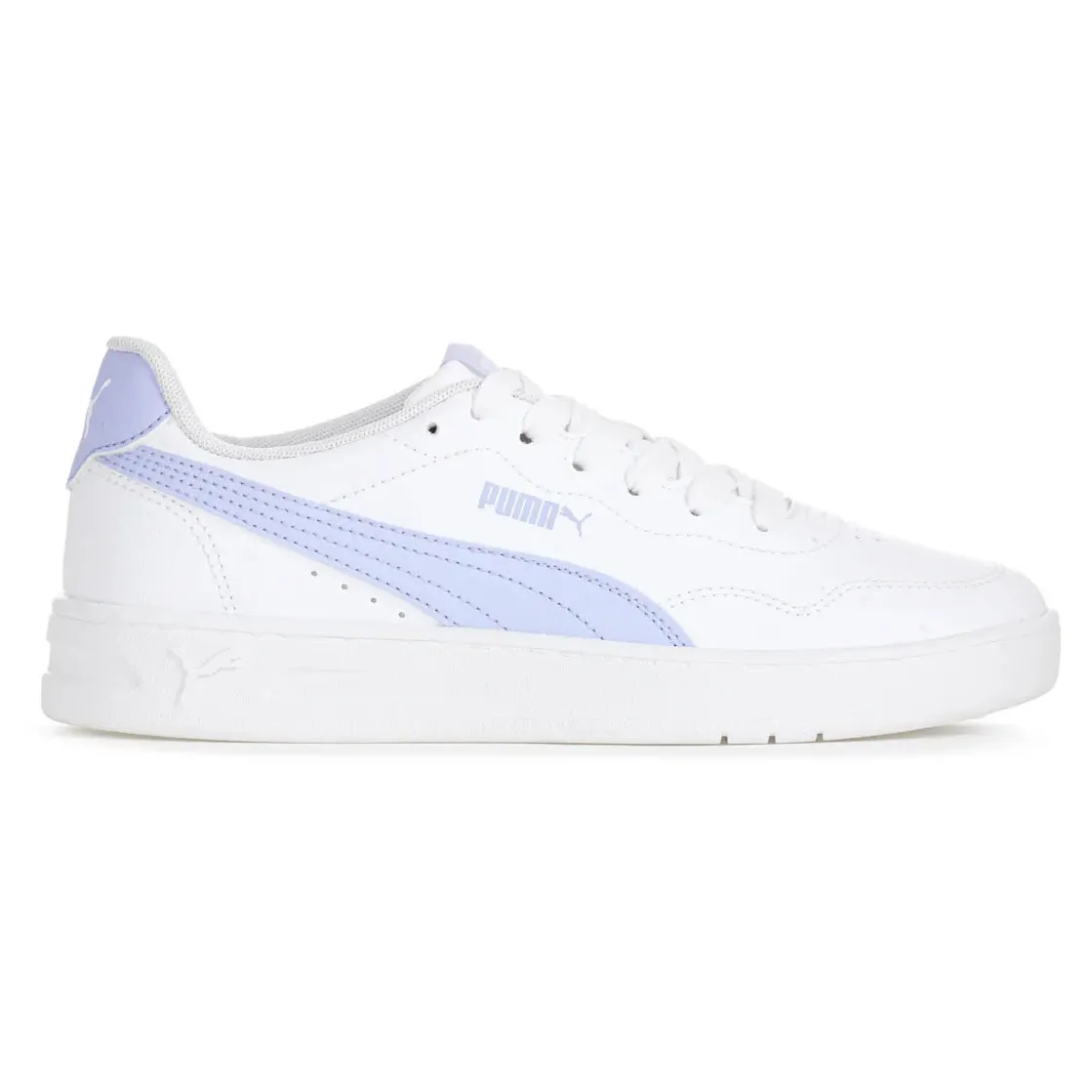 Tênis feminino Puma Court Lally branco com detalhes lilás, vista lateral com logo Puma